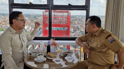 Wamendagri Bima Arya Kunjungi Tower Jembatan Ampera, Merasa Romantis Sambil Menyantap Pempek