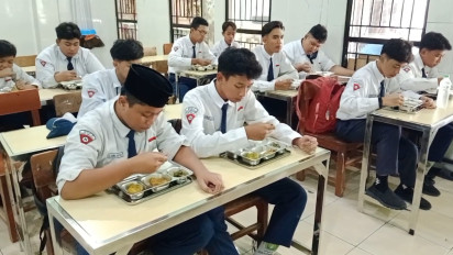 Makan Bergizi Gratis di Surabaya, Siswa MTsN 3 Antusias Menyambut Program Pemerintah