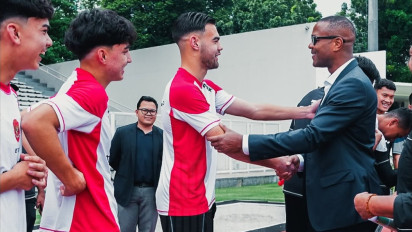 Patrick Kluivert Diskusi dengan Indra Sjafri, Netizen Sarankan Jens Raven Ditarik ke Timnas Indonesia Senior