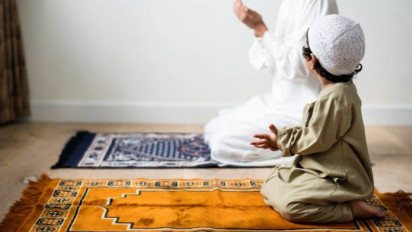 Ketika Anak Sulit Diajarkan Shalat, Coba Bacakan Surat Pendek Ini Didekat Telinganya Kata Syekh Ali Jaber