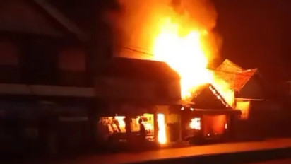 Rumah dan Bengkel di Gresik Terbakar Hebat, Warga Panik Padamkan Api