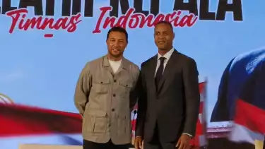 Patrick Kluivert dan sang asisten, Denny Landzaat