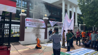 Bakar Ban di Depan PTUN, Massa Ultimatum Hakim Bebas Intervensi Mafia HGU Sawit PT SKB