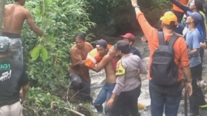 Hilang Usai Bermain Hujan, Bocah 4 Tahun di Jombang Ditemukan Meninggal Tersangkut Bebatuan
