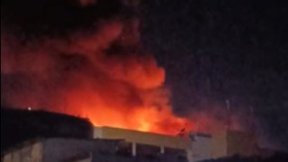 Kebakaran Hebat Melanda Glodok Plaza Jakarta, Asap Hitam Membubung Tinggi