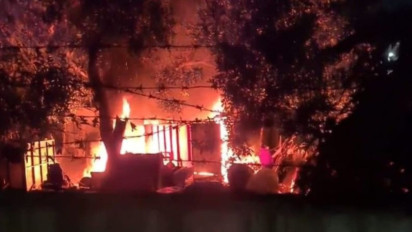 Imbas Ledakan Motor Bekas, Lapak Rongsok di Pasar Rebo Jaktim Terbakar