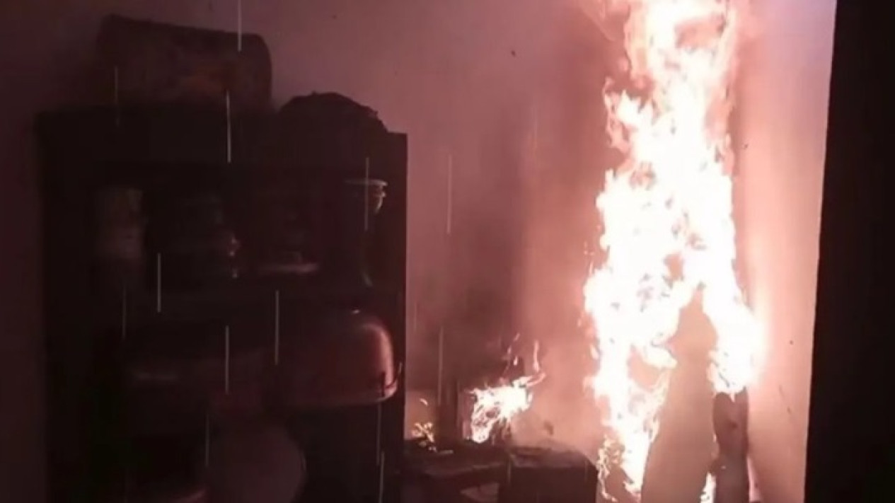 Kantin SMPN 188 di Jakarta Timur Terbakar, Puluhan Personel Dikerahkan
            - galeri foto