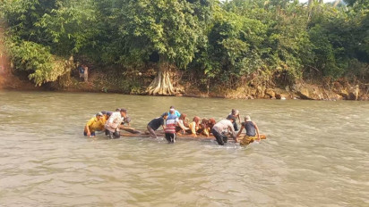 Tak Punya Jembatan, Pelajar di Jember Bertaruh Nyawa Seberangi Sungai untuk Sekolah