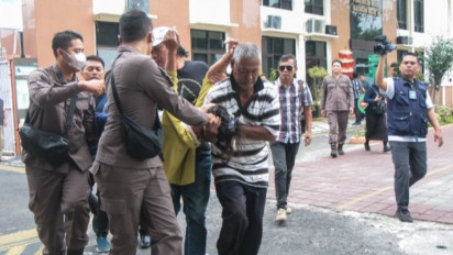 Ibu Kandung Agus Jatuh Pingsan hingga Alami Luka Robek di Kepala Saat Dampingi Sidang Perdana Anaknya