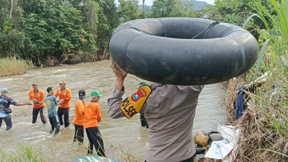 Sempat Terisolir dan Bertaruh Nyawa Seberangi Sungai, Warga dan Polisi Iuran Bangun Jembatan Seadanya