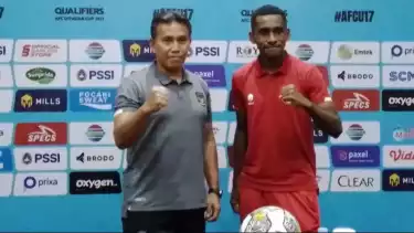 Asisten pelatih Timnas Indonesia U20, Bima Sakti & Iqbal Gwijangge