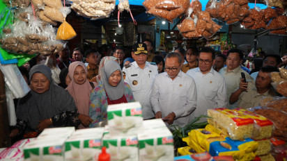Dua Menteri Tinjau Harga Kebutuhan Pokok Di Makassar