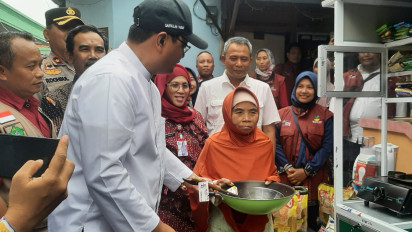 Menteri Sosial Gus Ipul Berikan Gerobak Dorong untuk Lansia 