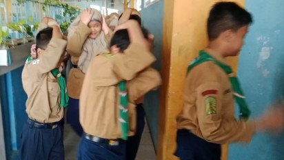 Di Tengah Program MBG, Siswa MI Mulia 5 Surabaya Ikuti Simulasi dan Sosialisasi Hadapi Bencana Gempa