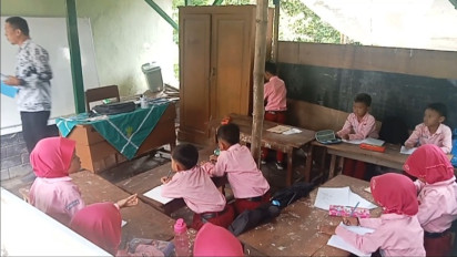 Ruang Kelas Rusak Parah, Siswa SDN di Sampang Madura Belajar di Tempat Parkir Motor 