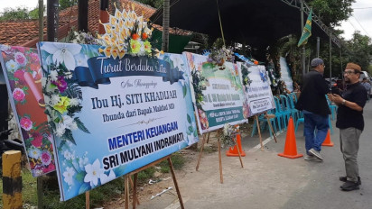 Karangan Bunga Bela Sungkawa Pejabat Negara Berdatangan di Rumah Almarhumah Ibunda Mahfud MD