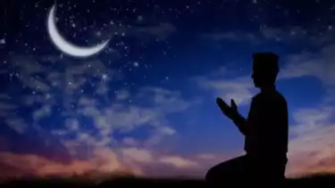 Ilustrasi membaca amalan doa minta hajat di waktu Maghrib di hari Jumat