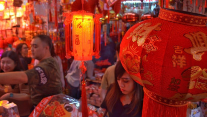 Warga Berburu Hiasan Imlek, Ornamen Ular dan Lampion Elektrik Jadi Primadona