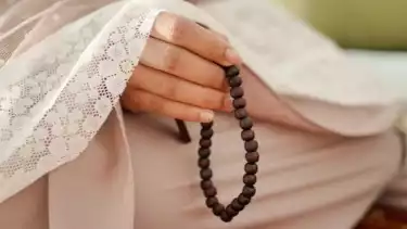 Ilustrasi membaca amalan zikir sebelum shalat Subuh agar dilimpahkan rezeki