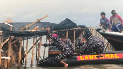 TNI AL dan Nelayan Bongkar Pagar Laut Misterius 30 Km, DPR Pertanyakan Legalitasnya