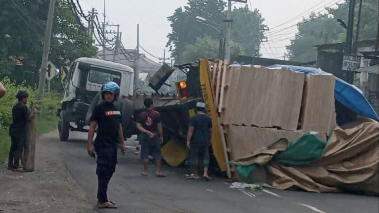 Kecelakaan Truk Muatan Triplek, Tutup Raya Driyorejo Gresik Lalu Lintas Macet Empat Jam
            - galeri foto