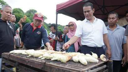 Mentan Amran Nikmati Jagung Bakar Bersama Masyarakat di Maros
