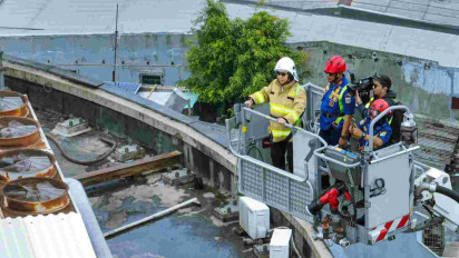 Naik Bronto Skylift, Pj. Gubernur Teguh Tinjau Langsung Kondisi Kebakaran Plaza Glodok