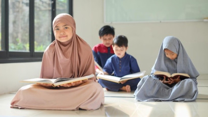 Perempuan saat Mau Shalat Umum Gunakan Mukena, Apakah Boleh Dilepas atau Tidak pakai? Buya Yahya Tegaskan Hukumnya Jadi ...