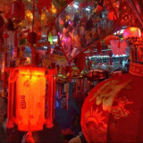 Warga Medan Mulai Berburu Hiasan Pelengkapan Imlek di Tahun Ular