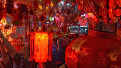 Warga Medan Mulai Berburu Hiasan Pelengkapan Imlek di Tahun Ular