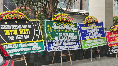 Ratusan ASN Kemendiktisaintek Gelar Aksi, Pasang Karangan Bunga ‘Turut Berduka Cita’