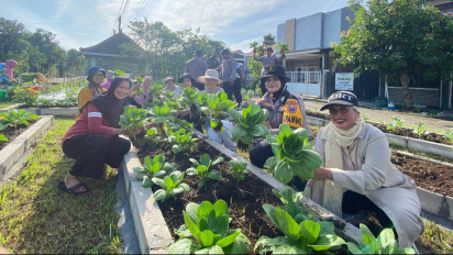 Jajaran Polresta Sidoarjo bersama Warga Panen Perdana Ketahanan Pangan