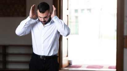 Tak Lagi Salah Memahami, Kata Buya Yahya Kebiasaan Tutup Mata saat Shalat Ternyata Boleh Asalkan...