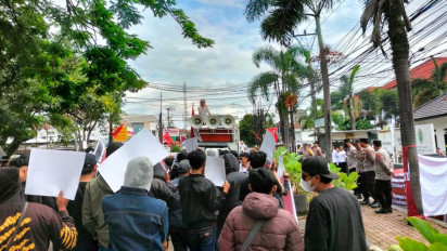 Massa Demo PN Bale Bandung, Desak MA Tolak PK Irfan Suryanagara