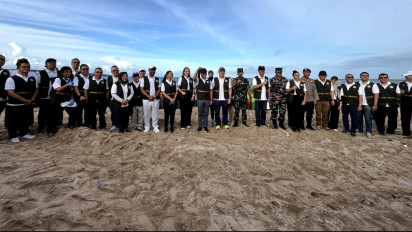 KLH dan KKP Bergerak Lakukan Aksi Bersih Sampah di Pantai Kedonganan Bali