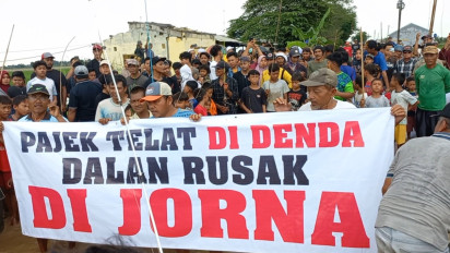 Protes Jalan Rusak, Warga di Kabupaten Tegal Tebar Ikan Lele dan Tanam Pohon Pisang di Tengah Jalan