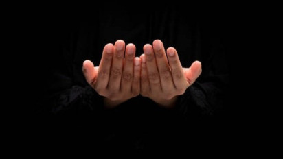 Ingin Doa Dikabulkan? Ustaz Adi Hidayat: Jangan Lupakan Adab-adab Ini