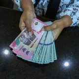 Breaking! Rupiah Terperosok ke Rp17.353 per Dolar AS Seiring Kekhawatiran Fitch Rating soal Danantara dan UEA Keluar dari OPEC