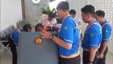 Untuk meningkatkan pelayanan kepada penumpang kereta api khususnya layanan kebersihan kereta, KAI Services menggelar kegiatan pelatihan penggunaan mesin cleaning red on scrubber.