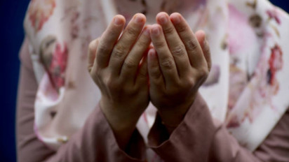 Para Istri Siap-siap, UAH Sarankan Baca Doa Ini Pada Jumat Sore