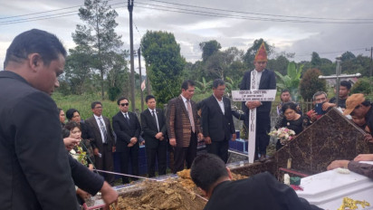 Ketum PSBI Effendi MS Simbolon, Hadiri Langsung Pemakanam Ibunda Ephorus HKBP Ompui