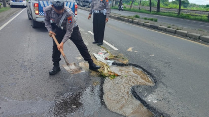 Atasi Jalan Berlubang, Personel Satlantas Polres Lamongan Diterjunkan ke Lokasi