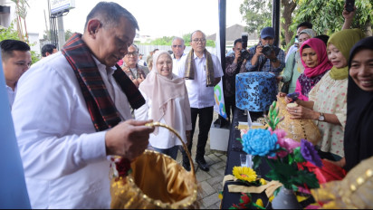 Dukung Komitmen Kementerian BUMN, Sejumlah Warga Makassar Lakukan Usaha Daur Ulang