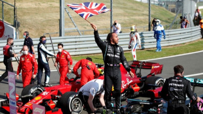 Jalani Hari Pertama Sebagai Pembalap Ferrari, Lewis Hamilton Tulis Pesan dan Unggah Foto Bersama...