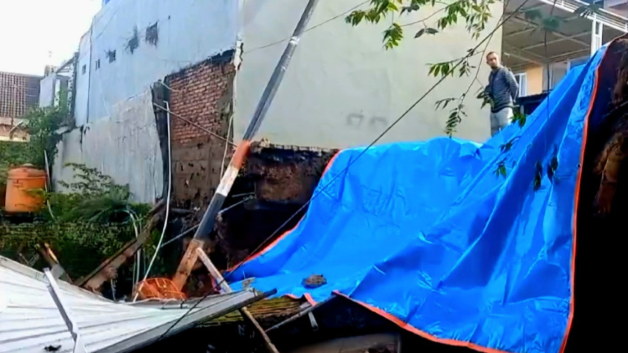 Diguyur Hujan Deras, BPBD Kab. Semarang Catat 12 Bencana dalam Semalam Termasuk Longsor dan Banjir
            - galeri foto