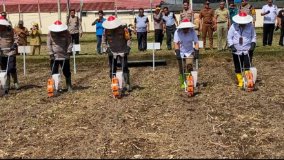 Pj Gubernur bersama Kapolda Jatim Tanam Jagung 1 Juta Hektar di Blitar