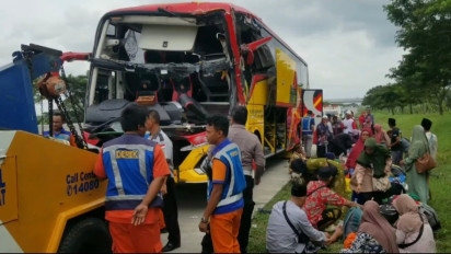 Bus Rombongan Ziarah Wali dari Cilacap Tabrak Truk Kontainer di Tol Ngawi, Penumpang Luka-luka