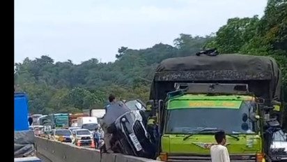 Truk Fuso Alami Pecah Ban Tabrak Minibus di Tol Cipularang KM 80 