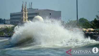 BMKG Keluarkan Peringatan Tinggi Gelombang Laut Banten Capai 4.0 Meter