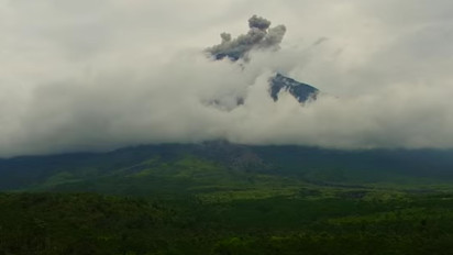 Gunung Semeru Kembali Erupsi Semburkan Kolom Abu 800 Meter, Masyarakat Diimbau Tingkatkan Kewaspadaan